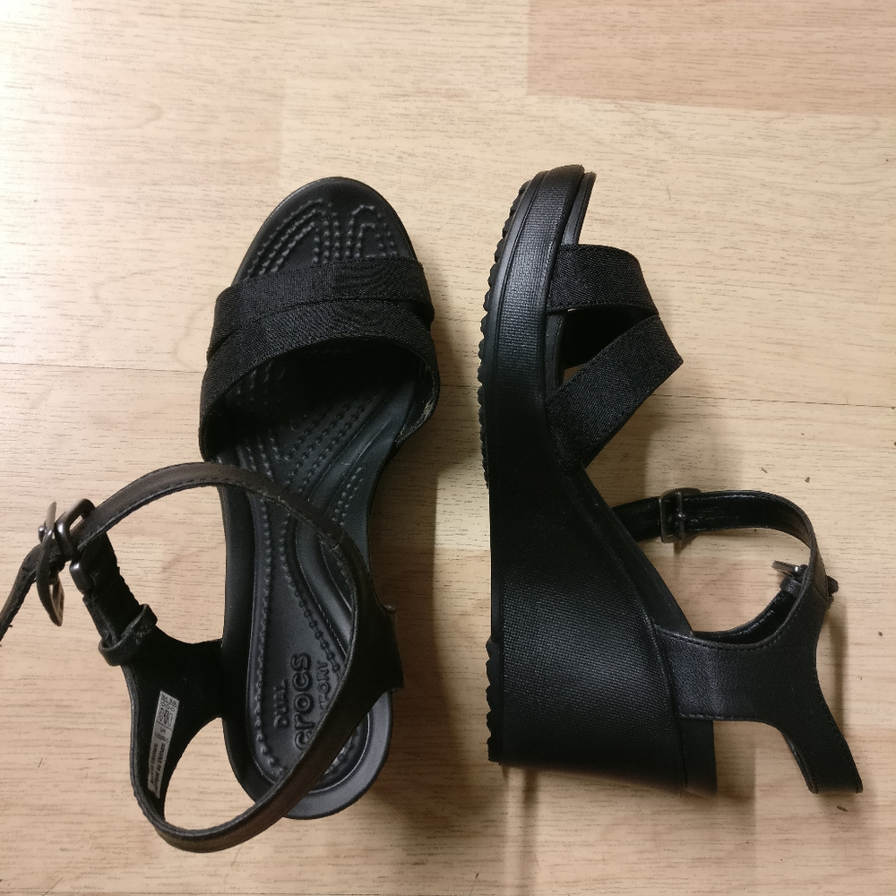 NWOT Crocs wedge size 5